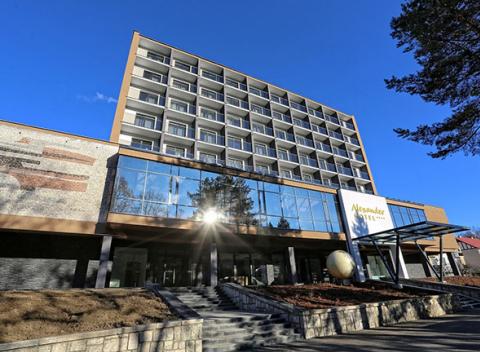 Oddýchnite si do krásy. Exkluzívny pobyt vo vynovenom hoteli Alexander**** v Bardejovských Kúpeľoch s polpenziou a neobmedzeným wellness. 