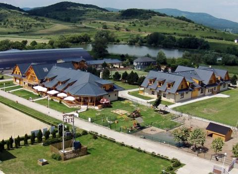 Vyberte si rodinný, romantický pobyt alebo s jazdou na koni v hoteli Rozálka***. Krásne prostredie a špičkový jazdecký areál. 