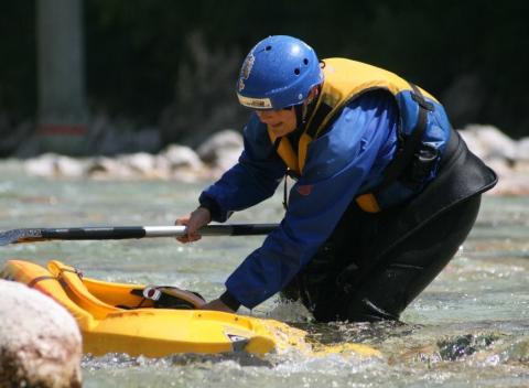 Kajaková škola pre začiatočníkov na nádhernej rieke Soča, ktorá pramení v národnom parku Julských Álp v Slovinsku.