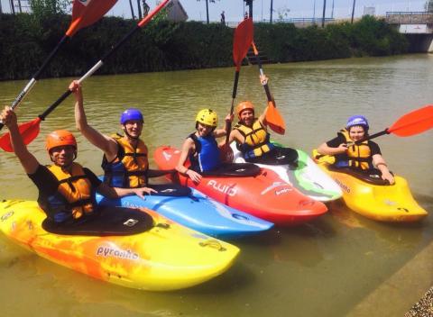 Kajaková škola pre začiatočníkov v Čunove na umelom kanáli Divoká voda. Užite si nezvyčajné dobrodružstvo a naučte sa niečo nové.   