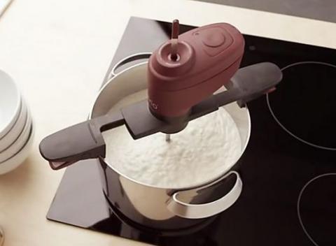 Ušetrite čas pri varení a zabezpečte si automatický Stirio šľahač, ktorý počas varenia obsah hrnca vymieša za vás.