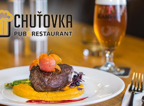 Grilovaný štvrťkilový steak z pravej hovädzej sviečkovej a výborné pivo Karpat. Štýlová a moderne zariadená reštaurácia Chuťovka.