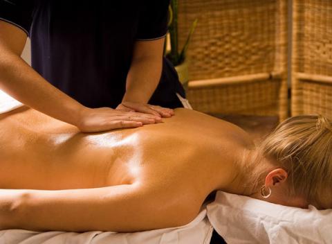 Vitajte vo svete terapeutických masáži-Red & White massage. Zdravotná masáž chrbta, manuálna lymfodrenáž či kráľovská celotelová procedúra.