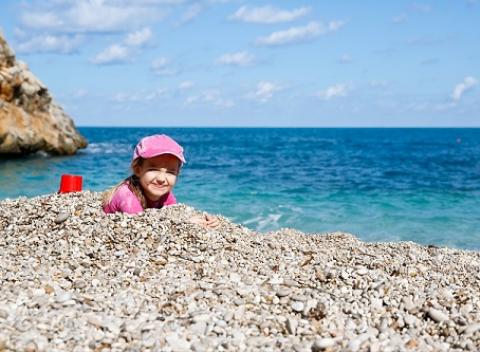 Chorvátsko Baška Voda. Apartmánový dom "Gojko ***" s kapacitou 26 lôžok sa nachádza cca 180 m od centra mesta a krásnej piesočnatej pláže.