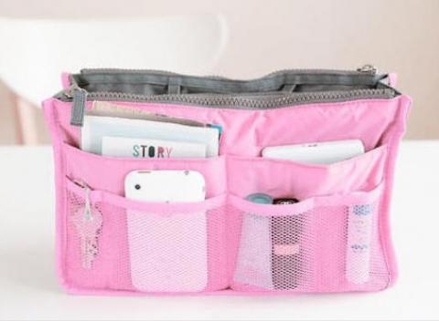 Stop neporiadku v kabelke s praktickým organizérom v rôznych farbách! Praktický doplnok na prehľadné usporiadanie do 13 úložných priestorov.