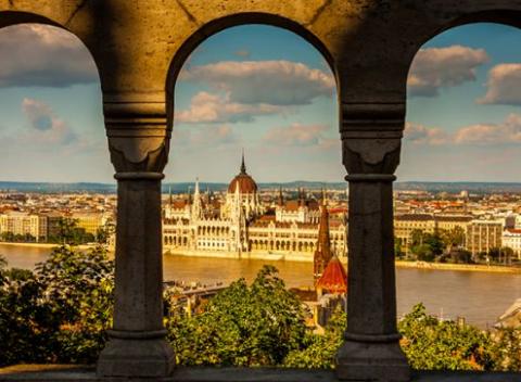 Objavte zákutia historického centra mesta Budapešť a spoznajte toto čarovné miesto počas 3 alebo 4 dňového pobytu s raňajkami - pre dvoch.