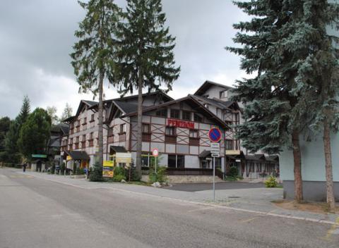 Doprajte si jedinečný oddych a pokoj v Penzióne Antik**. Dovolenka s raňajkami, fľašou vína a masážou v kúpeľnom centre Rajeckých Teplíc.