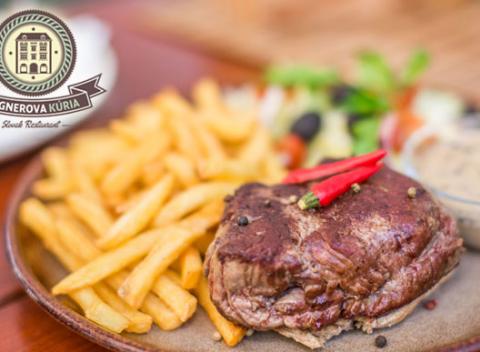 Grilovaný hovädzí steak z pravej sviečkovice či panenka s hranolkami a zeleninovou oblohou. Lahodný zážitok v historickom centre Bratislavy.