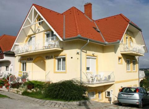 Vychutnajte si dovolenku v obľúbenej maďarskej destinácii Hévíz. Pobyt pre dvoch v komfortnej Ville Flóra so zľavou na vstup do kúpeľov. 