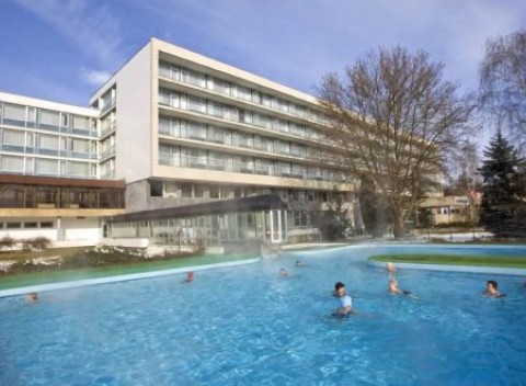 SILVESTER alebo Vianoce v kúpeľoch Piešťany. Relaxačný pobyt s polpenziou a procedúrami.