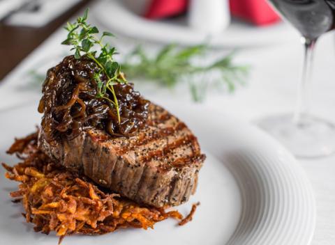 Špeciality svetovej kuchyne. Americký iron steak, švajčiarske zemiakové rösti, indické cibuľové čatní a taliansky dezert panna cotta. 