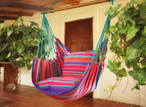 Závesná stolička Hammock chair.  Tento záhradný kúsok si skutočne zamilujete nielen vy ale aj všetci vaši blízki, ktorých k sebe pozvete.