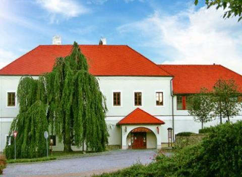 Parádny 3 až 6-dňový pobyt s polpenziou v Bielych Karpatoch v penzióne Zámeček Strání . Užite si krásnu prírodu a skvelú turistiku. 