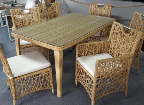 Záhradný ratanový nábytok alebo záhradná sprcha. Príjemné posedenie, od ktorého sa vám nebude chcieť vzdialiť ani na krok.