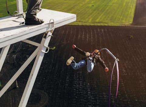 Nenechajte si ujsť nezabudnuteľný adrenalínový zážitok! Adrenalínový skok zo 110-metrovej veže ACTION TOWER v Pezinku.