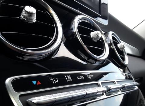 Profesionálne plnenie klimatizácie ekologickým chladivom R134a. Kontrola tesnosti. S profesionálnym prístupom. 