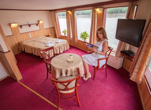 Budapešť originálne na lodi vo Fortuna Boat Hoteli *** s polpenziou a vínom.