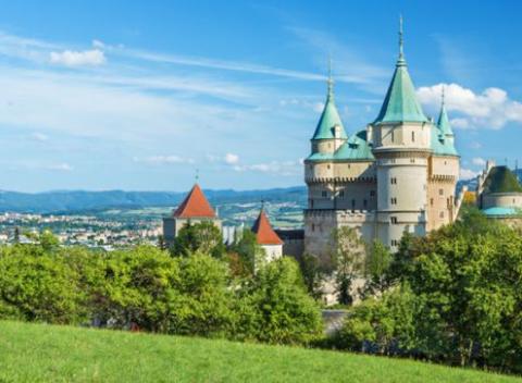 Odpočinok, relax, neobmedzené využitie wellness s bazénom, vírivkou a saunou s himalájskou soľou a to všetko neďaleko Bojnického zámku. 