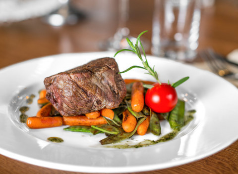 Steaky na štyri spôsoby v lukratívnom prostredí Bratislavského hradu v reštaurácii Hradná Hviezda.