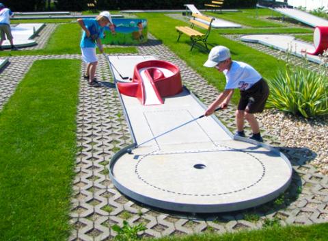Skvelá 3-hodinová zábava s minigolfom bez rozdielu veku. Zahrajte si s rodinou či priateľmi minigolf na 18 upravených dráhach v Trnave.