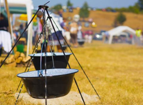 Smaltovaný kotlík s objemom 10 litrov vrátane trojnožky. Od tejto chvíle bude váš záhradný guláš ako od pravého šéfkuchára. 