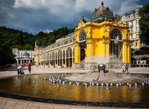 Wellness pobyt s procedúrami v Golf Hoteli Morris **** pre dvoch. Oddýchnite si vo dvojici v jednom z najkrajších českých miest. 