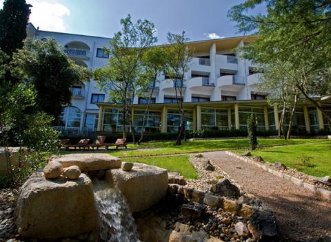 Slnečná rodinná dovolenka v 4* hoteli Malin na ostrove Krk s polpenziou. Oddych pod olivovníkmi a kúpanie v čistučkom Jadranskom mori.  