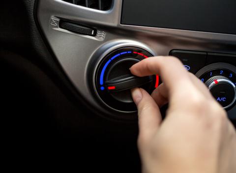 Kalendár opäť ukazuje, že sa blíži leto a preto je čas sa postarať o klimatizáciu. Plnenie klimatizácie chladivom R134a. 