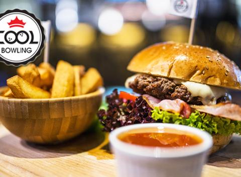 American Cool Burger v centre mesta bez nutnosti rezervácie. Na jednom mieste si vychutnáte dobré jedlo, pivo a môžete si zahrať aj bowling.