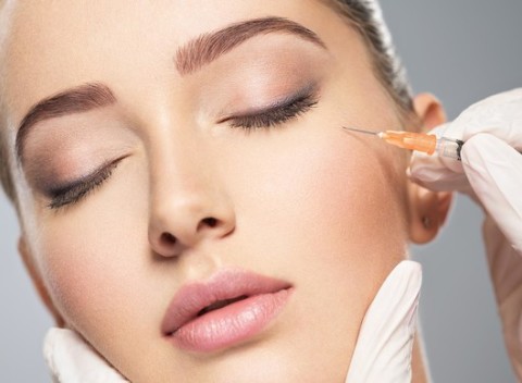 Aplikácia botulotoxínu pre vyhladenie vrások  (medziobočie, čelo, okolie očí + brada).