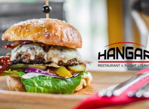 Burger Blue Cheese alebo Jack Daniels Royal. Mleté hovädzie mäso, lahodný syr, zelenina, slaninkový chips a čerstvo pečená domáca žemľa.  