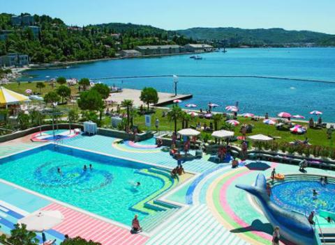 Výborná dovolenka na 4,5, alebo 7 nocí pre 2 osoby v Portoroži v Slovinsku! Hotel Vile Park*** priamo na pláži poskytuje štandardné služby.