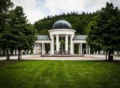 Luxusný wellness pobyt s procedúrami v Golf Hoteli Morris **** pre dvoch. Oddýchnite si vo dvojici v jednom z najkrajších českých miest. 