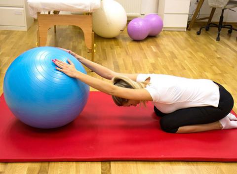 Individuálne cvičenie v rehabilitačnom centre Ambio. Špeciálne liečebné cvičenia vás zbavia bolesti a pohyb sa stane opäť vašim priateľom.