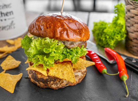 Ktorýkoľvek burger z jedálneho lístka vo veľkosti M v Estévečke za jednotnú cenu.