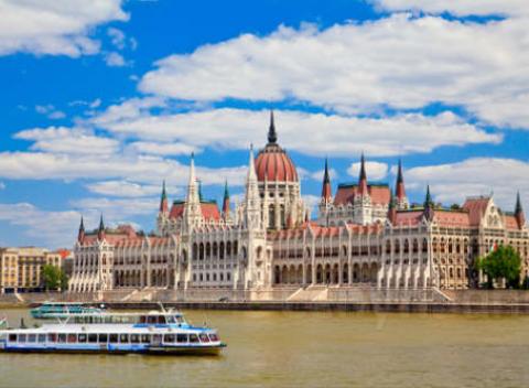 Užite si krásny víkend v Budapešti. Pobyt pre dvoch v luxusnom hoteli NH Budapest City**** s výletnou plavbou po Dunaji a raňajkami. 