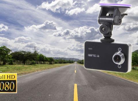 Kvalitná FULL HD kamera do auta s 2,7 palcovým displejom. Ideálna voľba pre všetkých, ktorý sa chcú poistiť proti možným komplikáciám. 