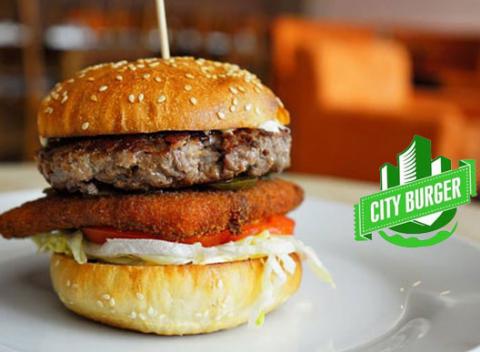 Až 480 gramový City burger s hranolkami. Nadýchaná žemľa z kvásku vlastnej výroby, kvalitné hovädzie mäso, vyprážaný syr a tatárska omáčka.