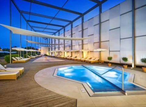 Užite si romantickú dovolenku pod Pálavou v obľúbenom hoteli Drnholec***. Tešte sa na bohatú polpenziu, ochutnávku vín a vstup do kúpeľov. 