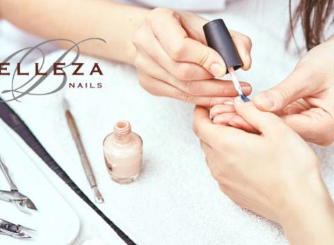 Gélové nechty alebo parafínový zábal a masáž rúk. Vaše prírodné nechty sa môžu tešiť na úplne nový a krásny vzhľad. 