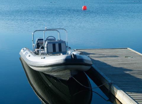 Staňte sa na 3 hodiny kapitánom vlastného člnu a vydajte sa preskúmať celú Jaroveckú zátoku. Prenájom nafukovacieho motorového člna. 