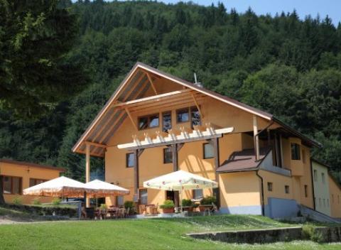 Užite si ticho a pokoj uprostred nádhernej prírody Kremnického pohoria. Rodinný pobyt v rekreačnej chate nad Králikami s polpenziou. 