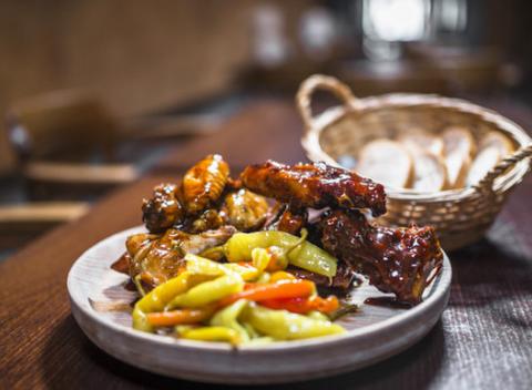 Pol kila glazovaných rebierok v omáčke Jameson, pol kila krídeliek Buffalo, zeleninová príloha a čerstvý chlebík. 