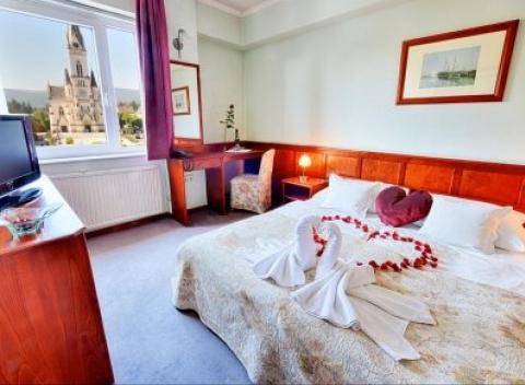 Nechajte sa hýčkať v hoteli Irottkö *** v maďarskom Kőszeg s polpenziou, neobmedzeným wellness so soľnou jaskyňou a vstupom do kúpeľov.  