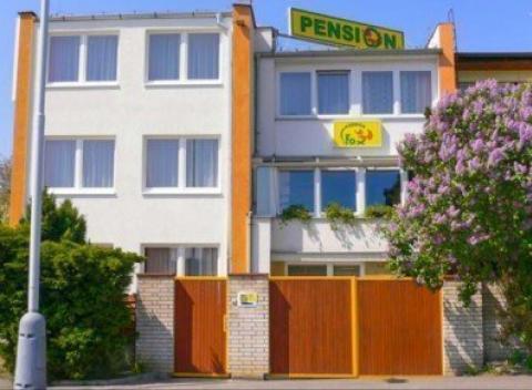 Užite si romantické prechádzky pozdĺž Vltavy a pamiatky historickej Prahy. Pobyt v penzióne Fox s raňajkami a zľavou na masáže. 