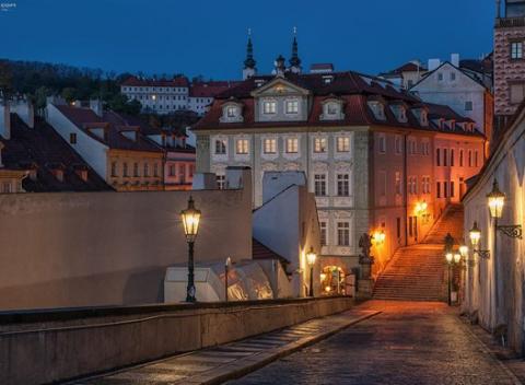 Spoznajte krásy a historické pamiatky Prahy. Viacdňové pobyty v Hotel & Residence ROYAL STANDARD***+ s raňajkami na nábreží Vltavy.