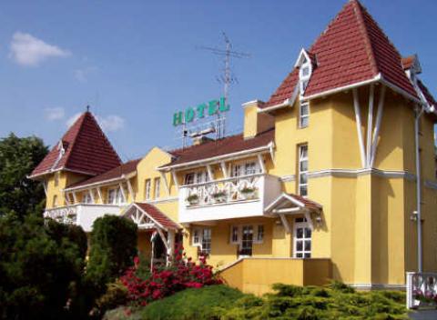 Doprajte si dovolenku a skvelý relax v zámockom štýle pri maďarskom "mori" - Balatone. Pobyt v Hoteli Aeroport*** pre 2 osoby s raňajkami. 