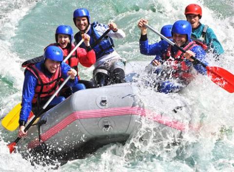 Vyskúšajte aj vy netypický zážitok v podobe raftingu. Nasadnite do člna, nasaďte si prilbu a nechajte sa unášať živelnými vlnami. 