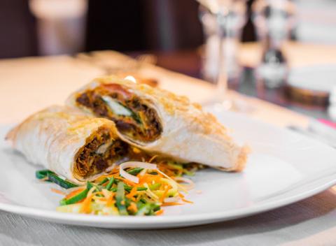 Arménska špecialita na vašom tanieri! Pošteklite chuťové poháriky mletým hovädzím mäsom v lavaši alebo šašli s opekanými zemiakmi.