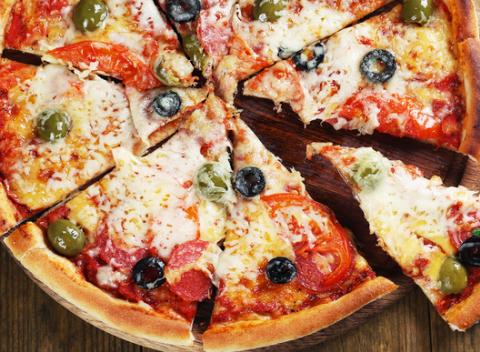 Obria a fantastická pizza s donáškou v Košiciach. Na výber niekoľko druhov s priemerom až 50 centimetrov od Pizza Marco.